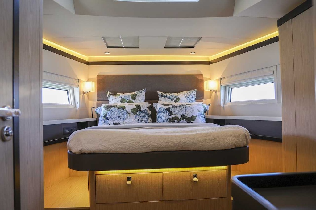 BENETEAU OCEANIS YACHT 62