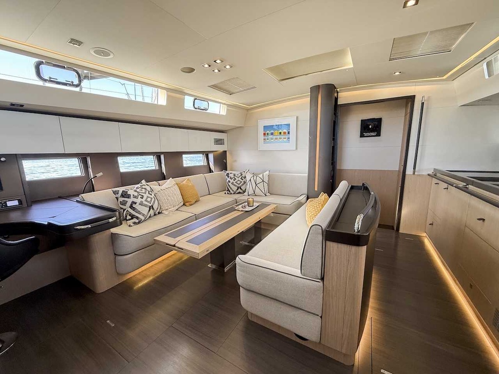 BENETEAU OCEANIS YACHT 62