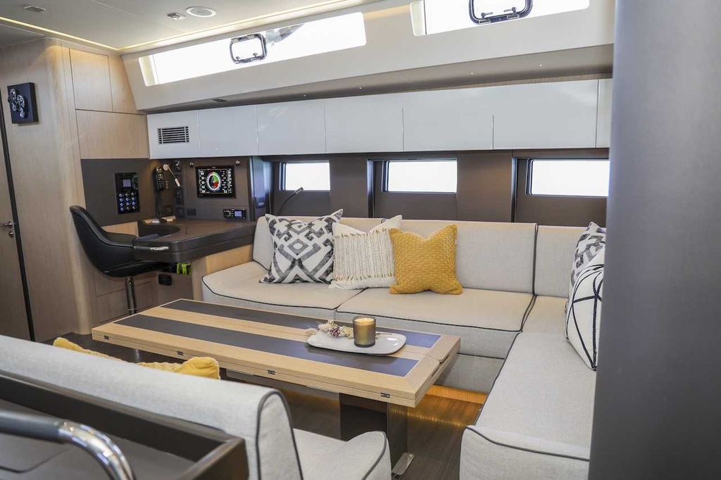 BENETEAU OCEANIS YACHT 62