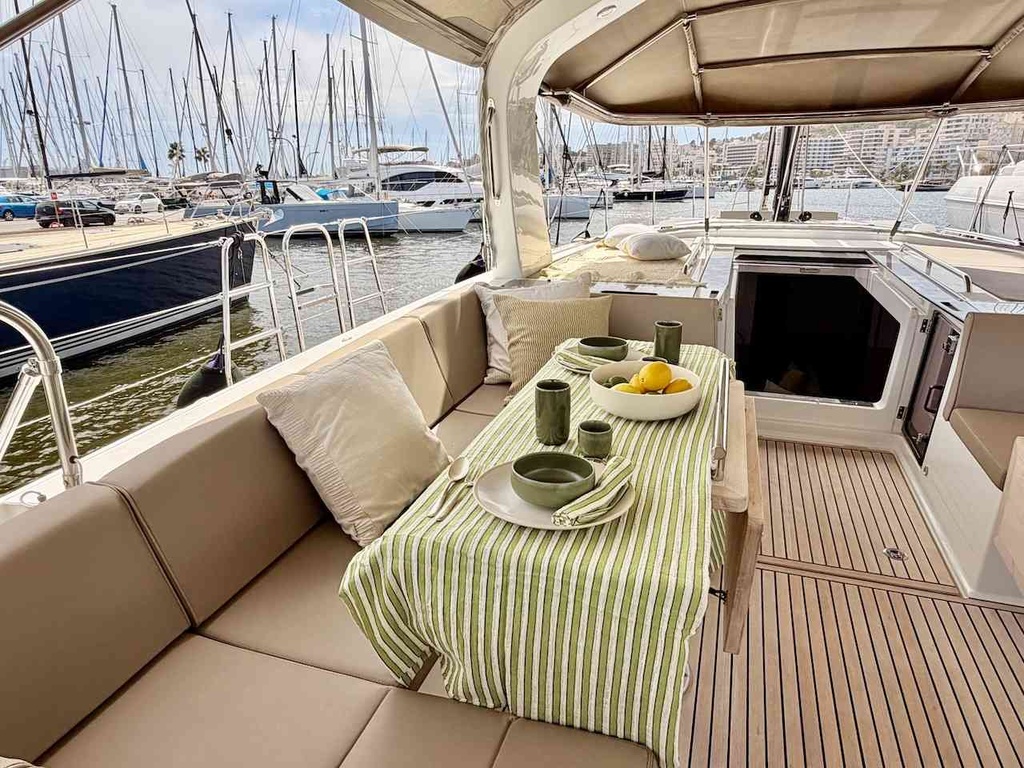 BENETEAU OCEANIS YACHT 62
