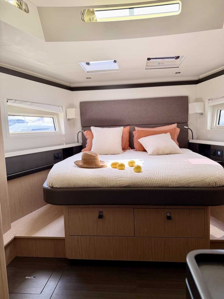 BENETEAU OCEANIS YACHT 62